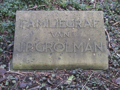 902972 Afbeelding van de de grafsteen op het familiegraf van J.P. Grolman op de 1e Algemene Begraafplaats Soestbergen ...
